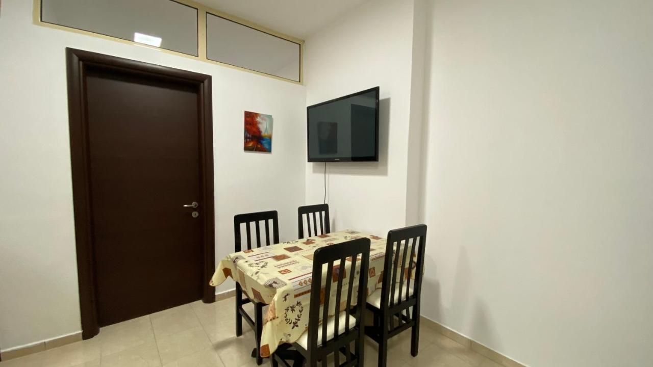 Anna'S Apartament Lushnjë Esterno foto