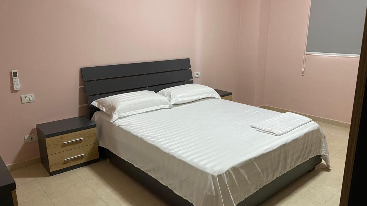 Anna'S Apartament Lushnjë Esterno foto