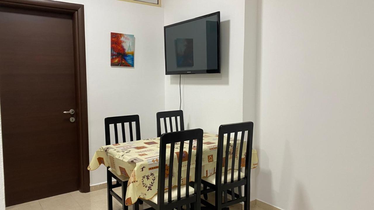 Anna'S Apartament Lushnjë Esterno foto